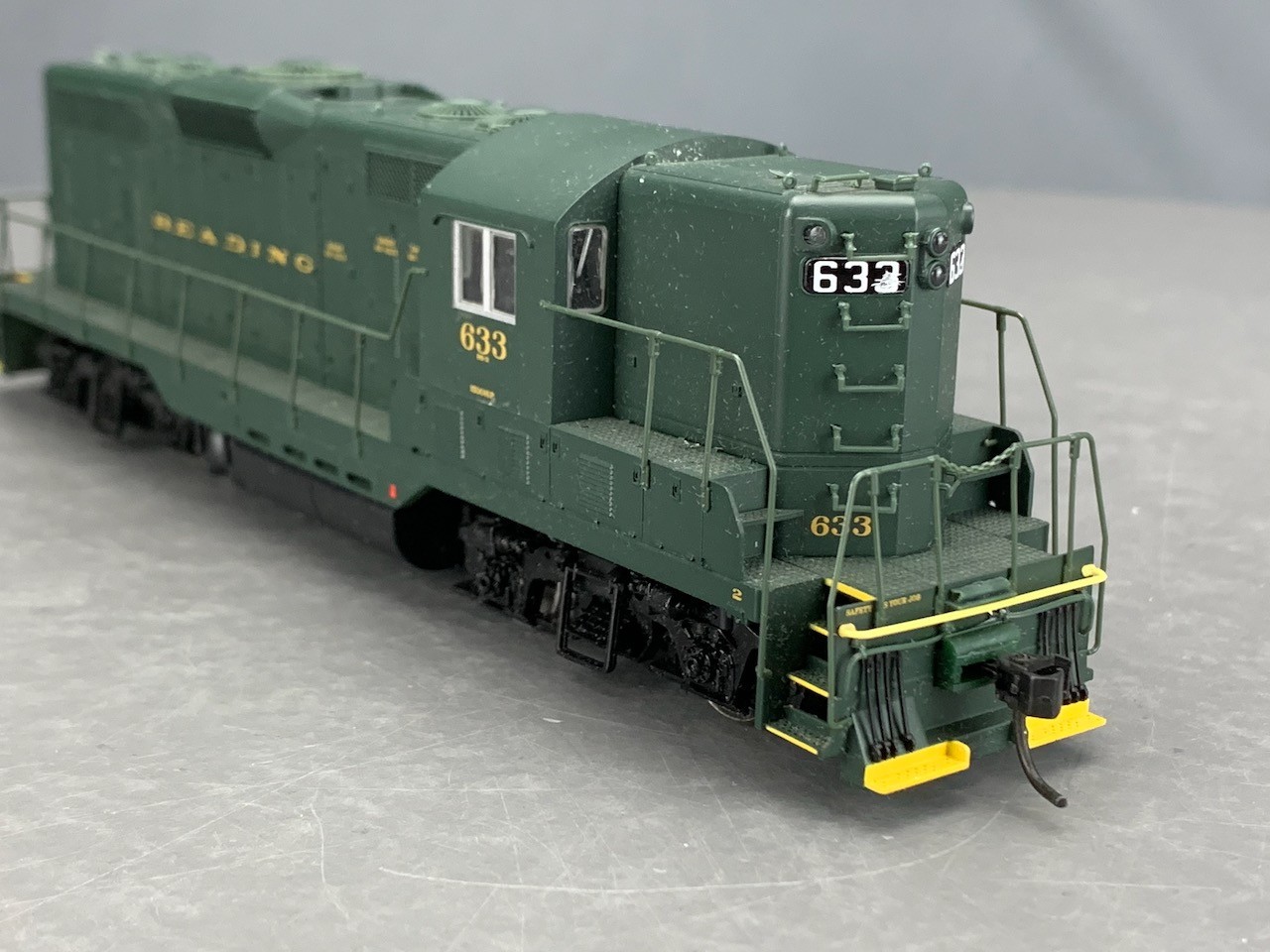HO Proto2000 GP7 PhII Diesel Locomotive Reading #633 HO8380