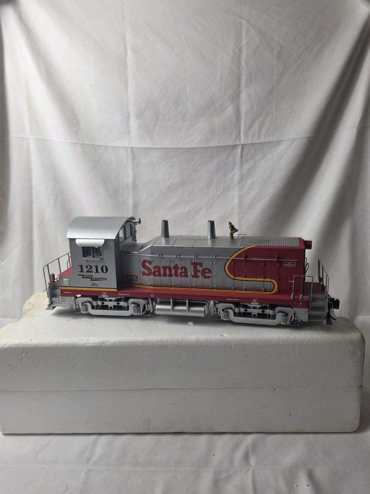 USA Trains R22023 G Scale Santa Fe Warbonnet EMD NW-2 Switcher Diesel Loco #1210