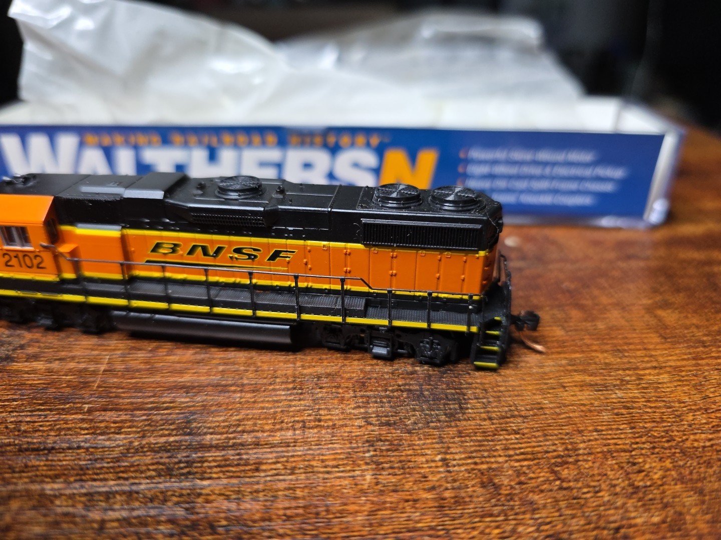 Walthers N 929-50301 EMD GP38-2 BNSF 2102 DCC READY