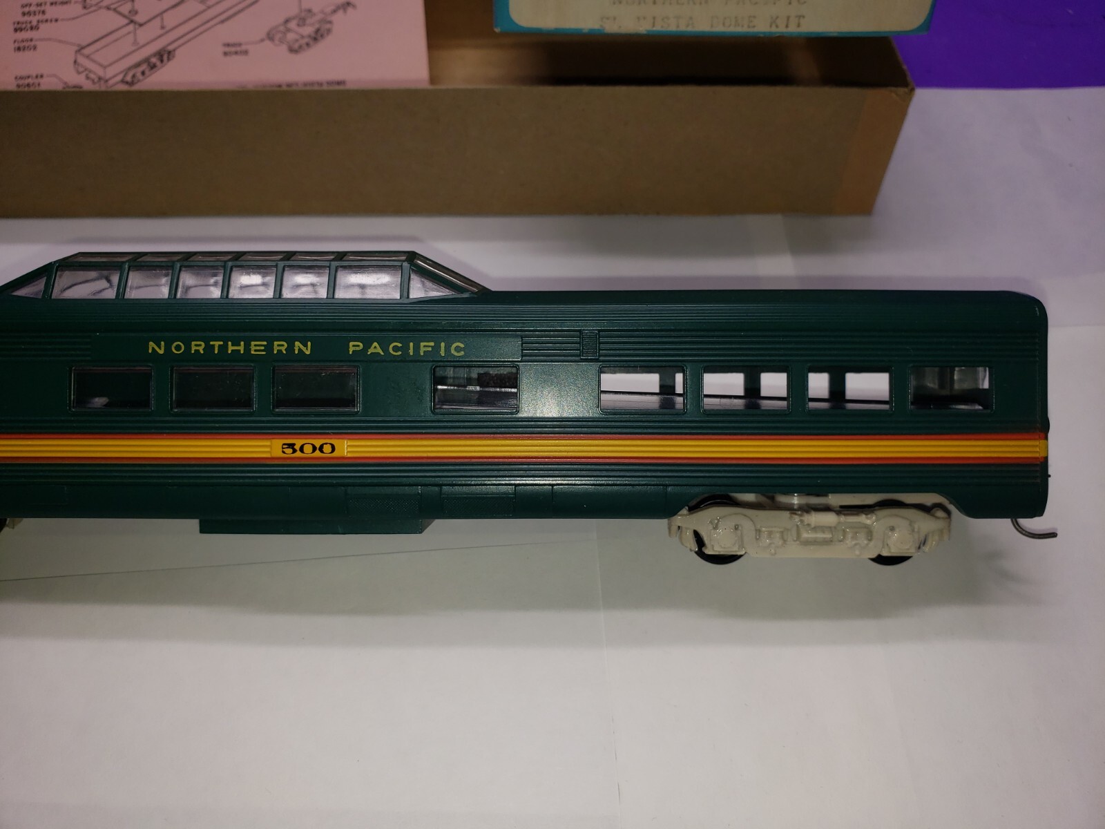N P RAILWAY EXPRESS SL Vista Dome CAR 500 Athearn HO Northern Pacific With Box