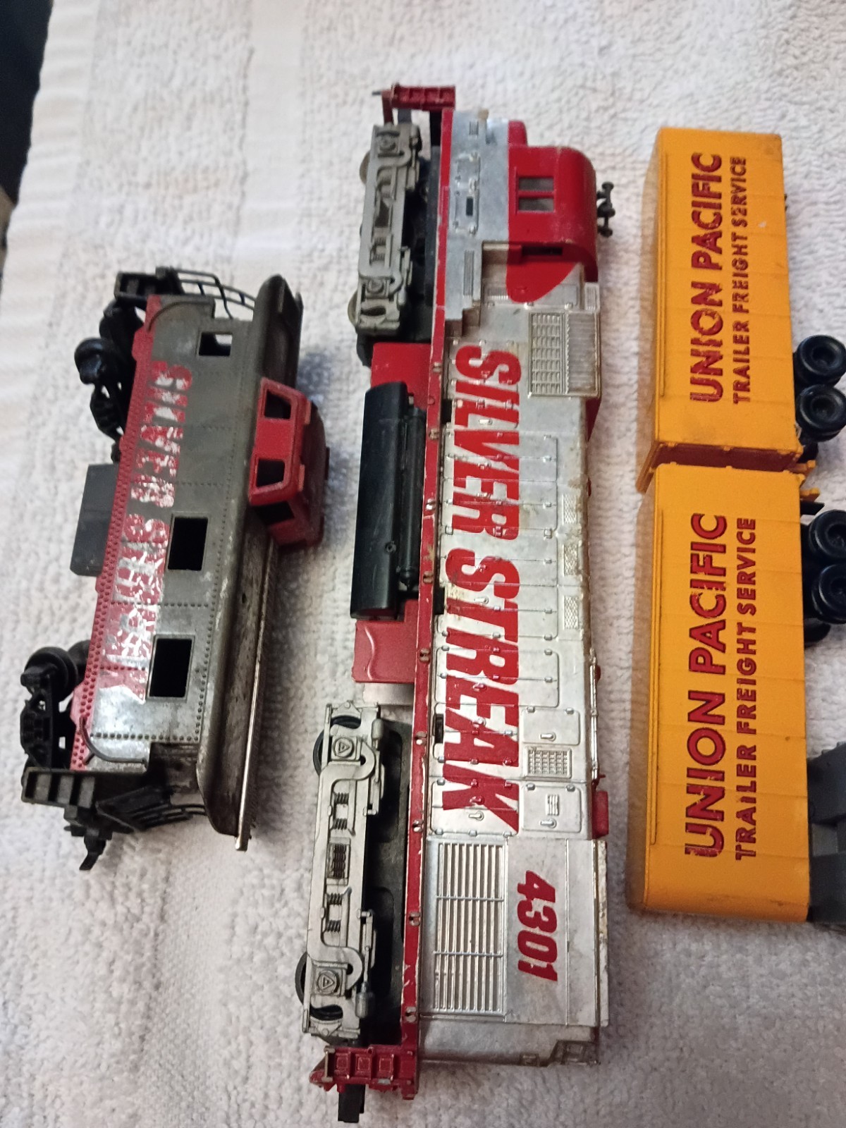 illinois central ho scale locomotives and caboose and other ho parts