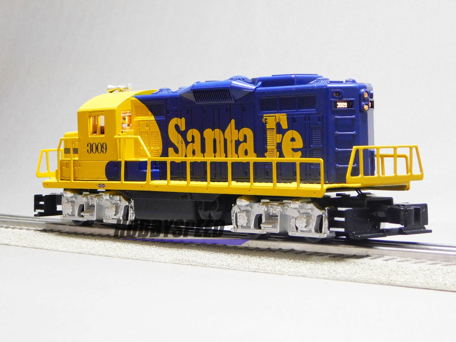 LIONEL SANTA FE LIONCHIEF PLUS 2.0 GP20 DIESEL ENGINE #3009 O GAUGE 2234140 NEW