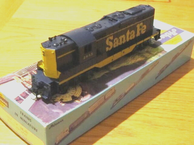 Superb ATHEARN HO “Santa Fe” GP9 powered engine … mint condition … one owner