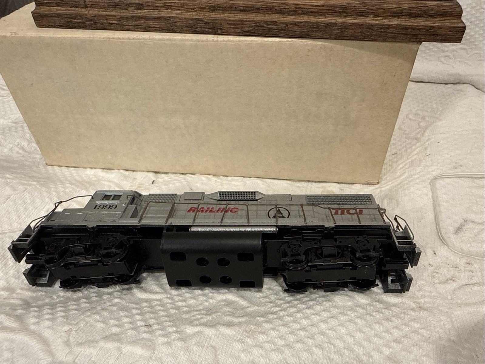 HO Scale 1999 KATO EMD, TTCI Railing, With Track Stand, Excellent