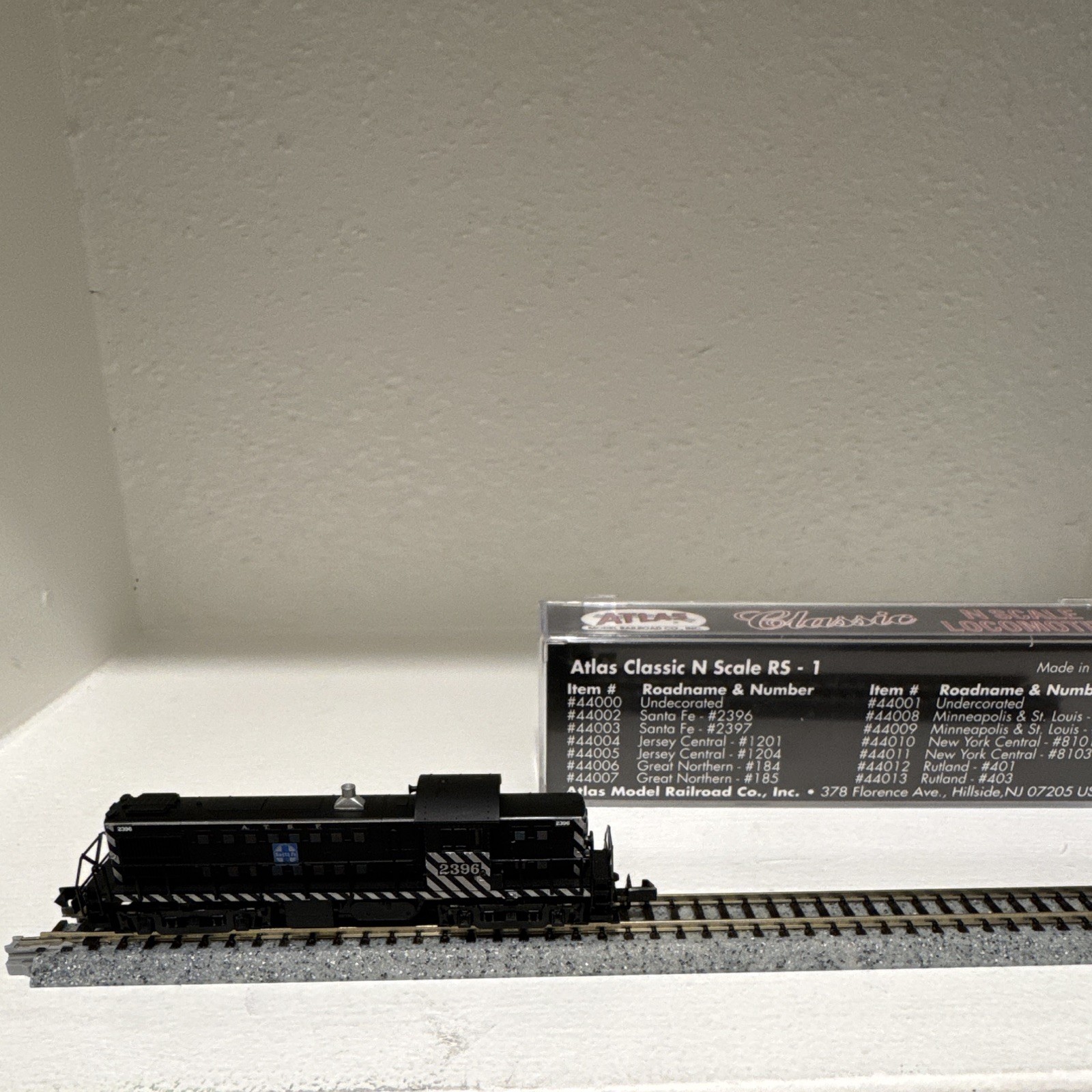 Atlas N RS-1 Diesel Locomotive Santa Fe 2396 Analog DC MPN 44002 Zebra