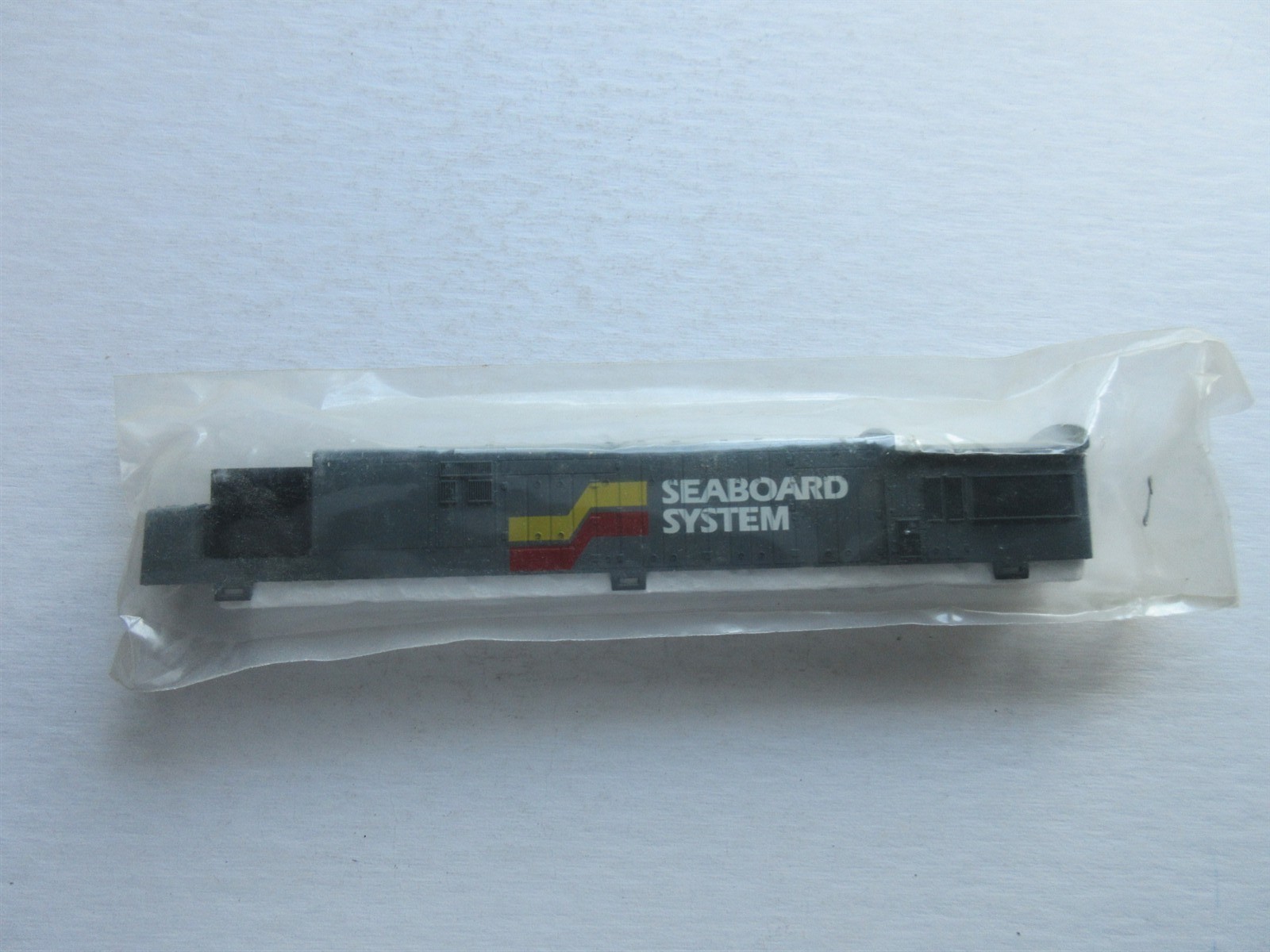 Seaboard System locomotive body shell new in package