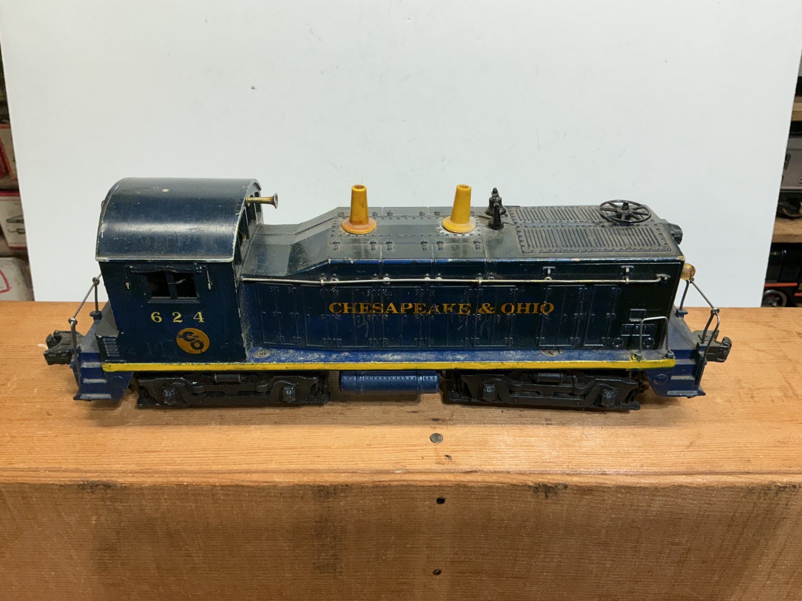 Lionel Trains O Gauge 624 Chesapeake & Ohio NW-2 Diesel Switcher Locomotive RUNS