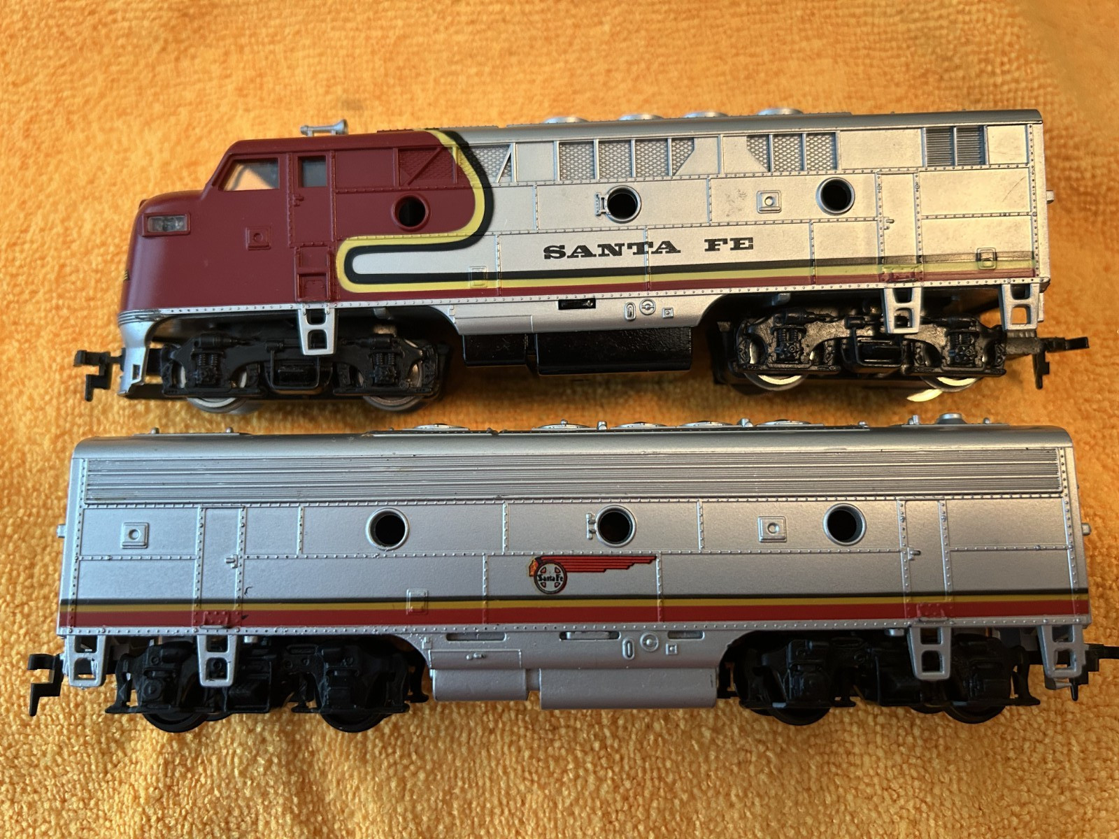 HO Scale Santa Fe F3A F7B Locomotive Set Model Power 6730 Athearn Warbonnet NIB