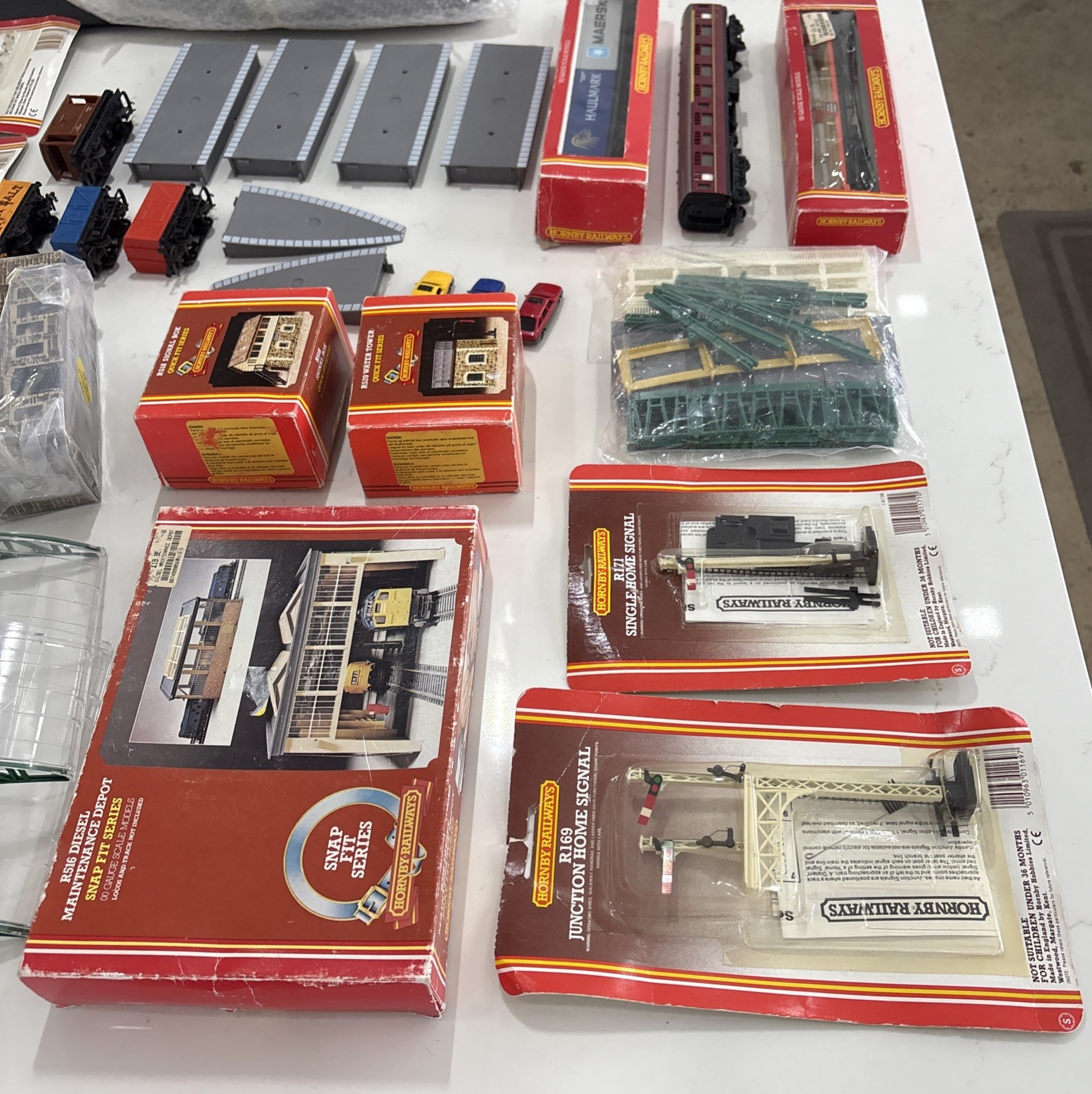 Huge lot of hornby railways Miniatures, Trains, Tracks, Quick Fits 31 Piece Set