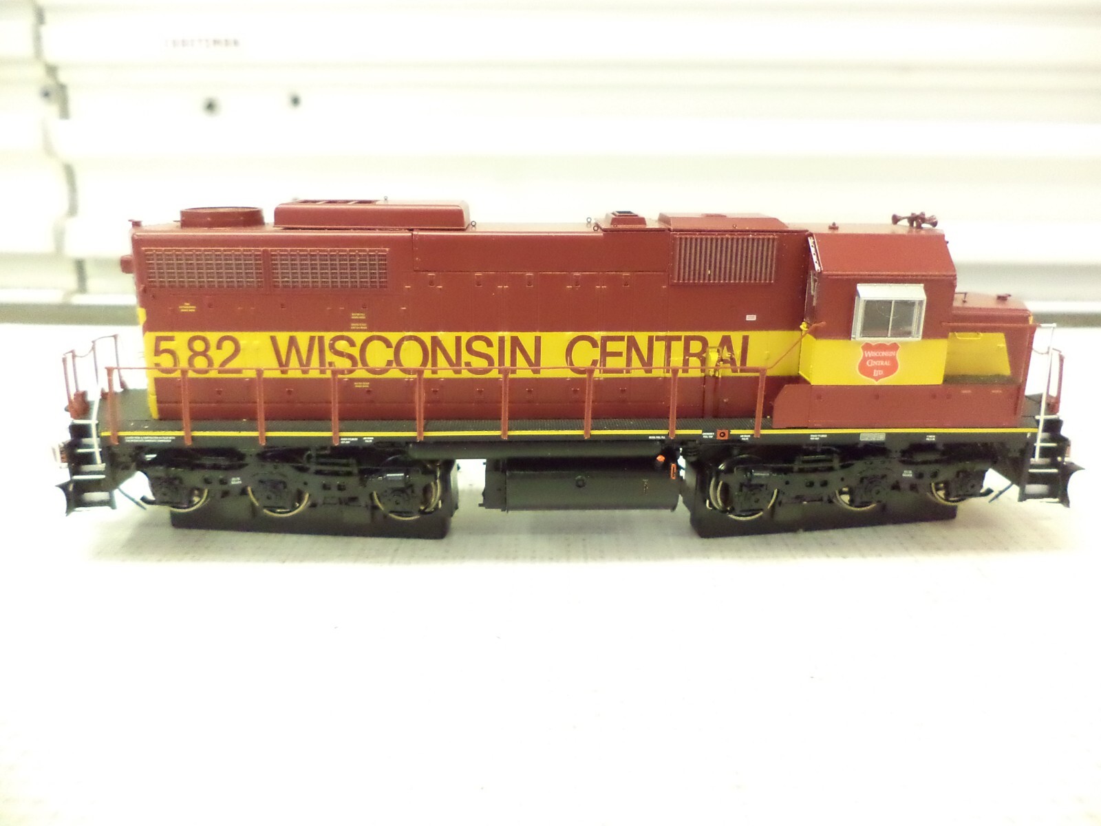 ScaleTrains Ho SXT70033 SDL39 locomotive, Wisconsin Central 582, DCC sound,
