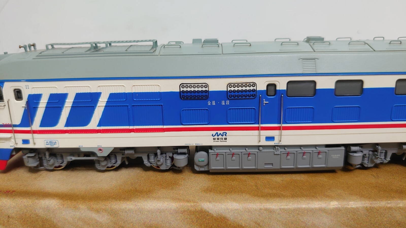 Bachmann China Railway DF4B Diesel Locomotive (#7401 JinWen) – HO scale