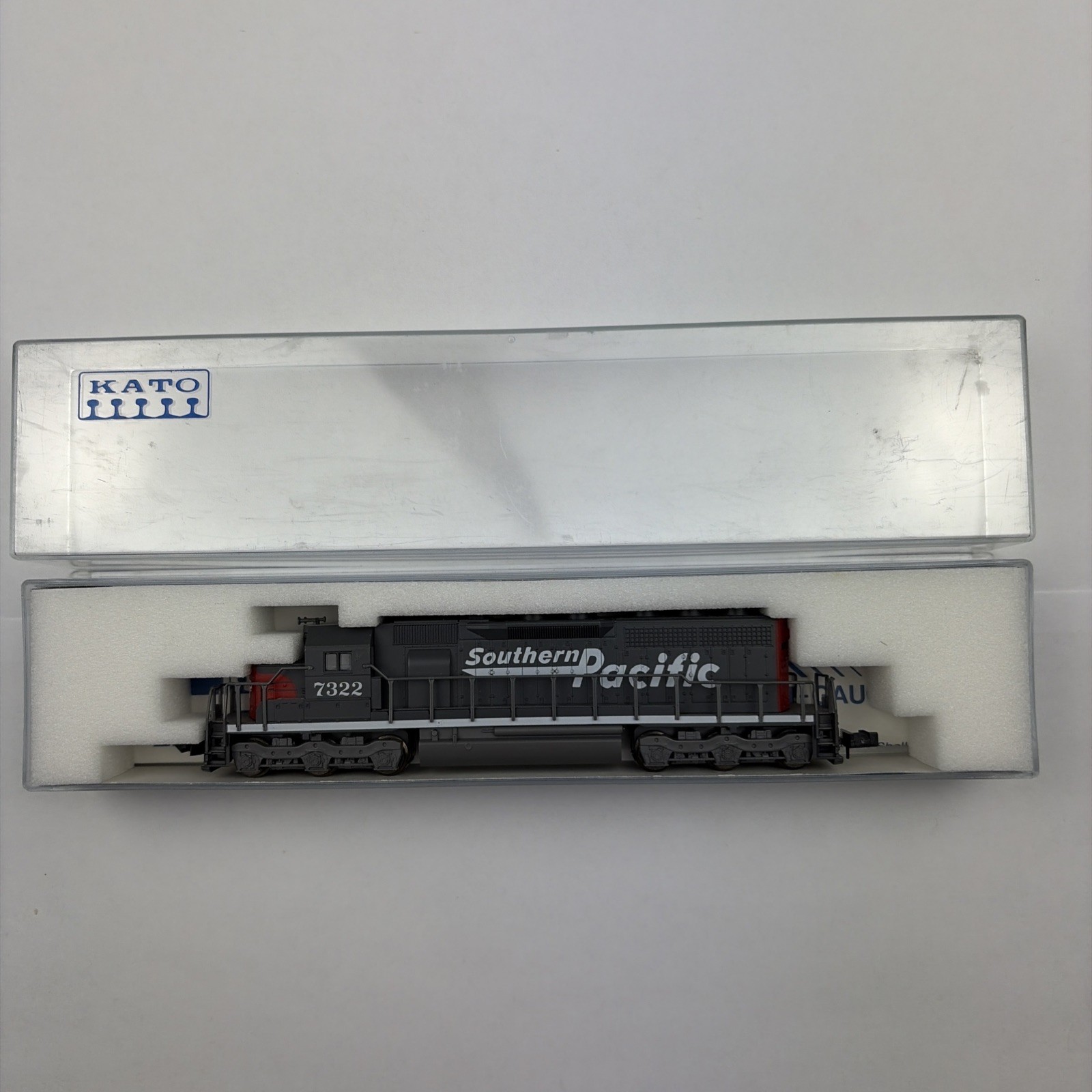 KATO #176-20U POWERED EMD SD40 DIESEL LOCOMOTIVE- SOUTHERN PACIFIC #7322 N