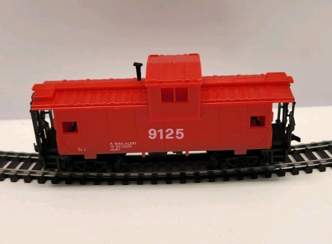 MODEL POWER HO 9125 OFFSET CUPOLA CABOOSE RED SAFETY RAIL CAR NOS C41