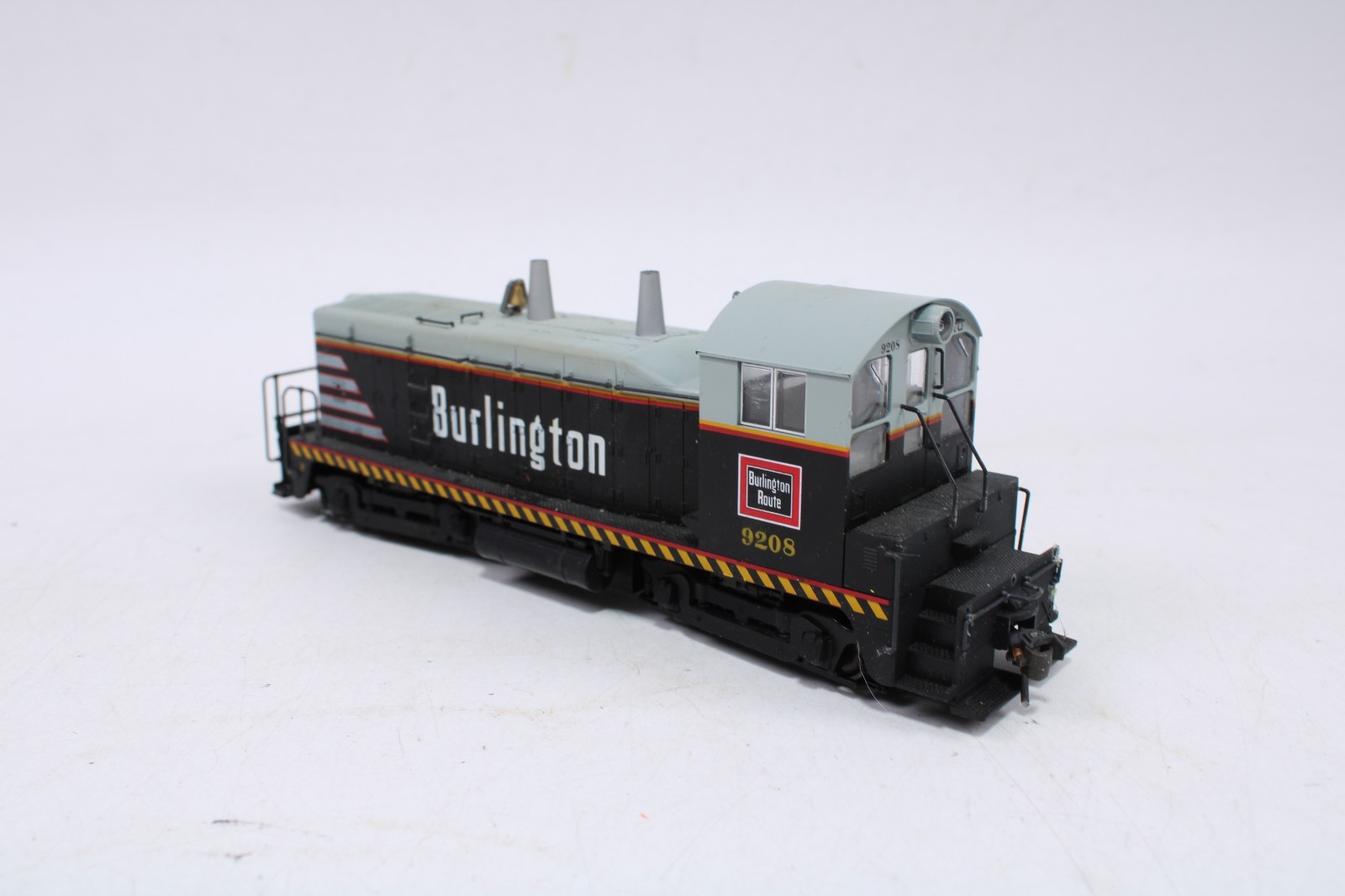 KATO 37-10F HO Scale EMD NW2 Phase I Diesel Locomotive CB&Q Burlington #9208