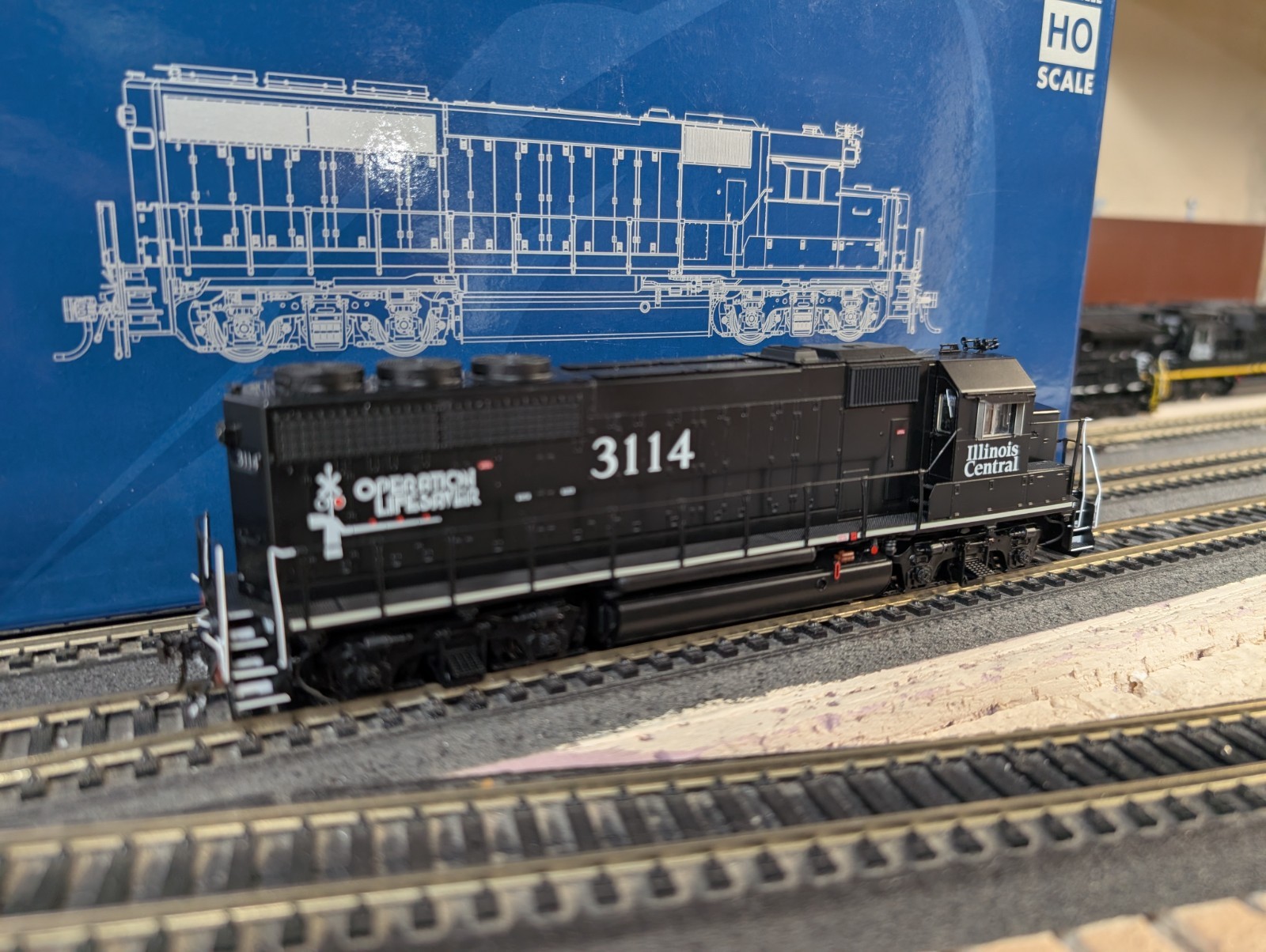 CS RAPIDO EMD GP40: IC ILLINOIS CENTRAL DEATHSTAR #3114 W/SOUND+DCC – 40508