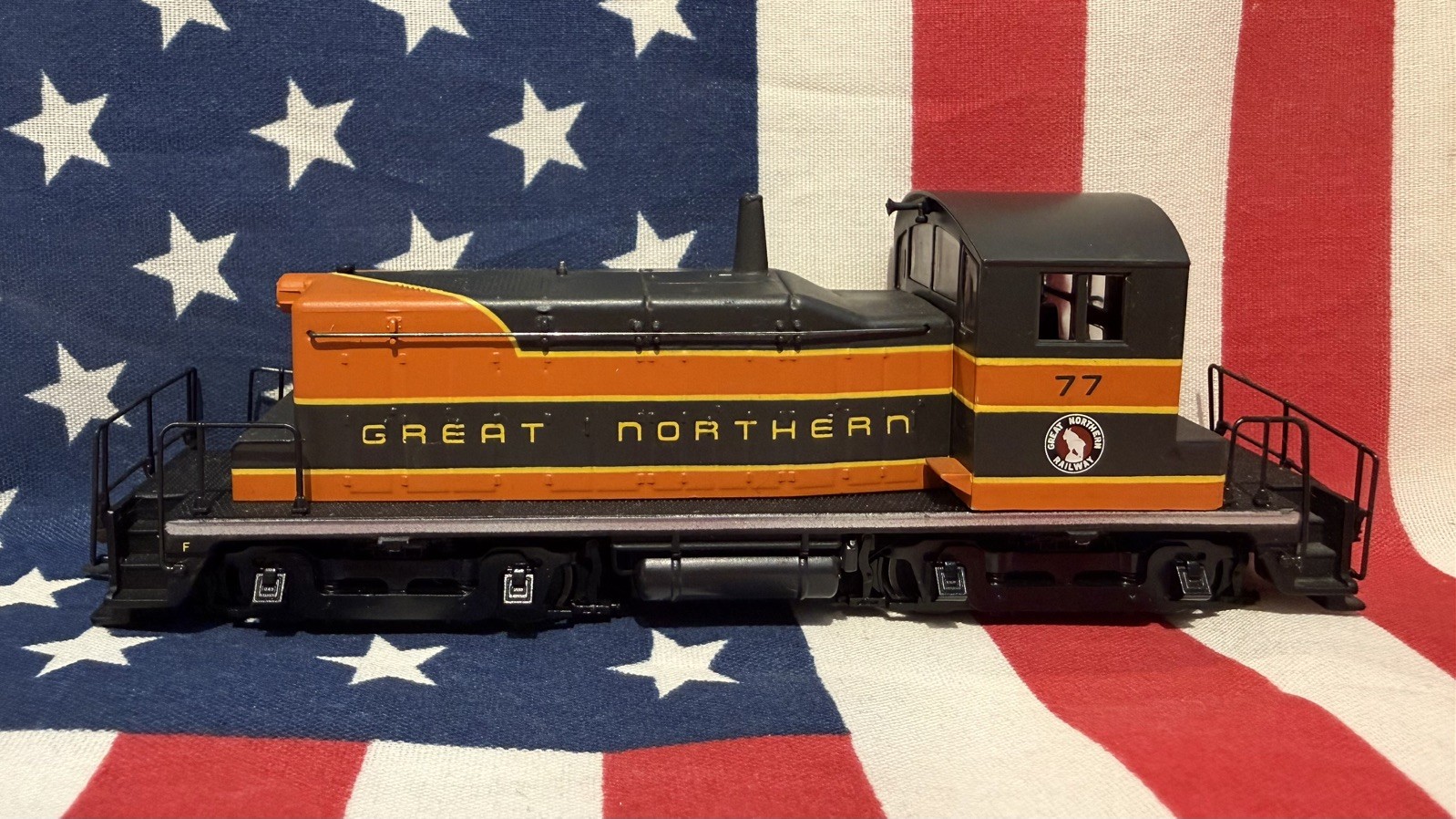 Walthers HO Scale Great Northern #77 Switcher Locomotive DC Runs Needs Repair