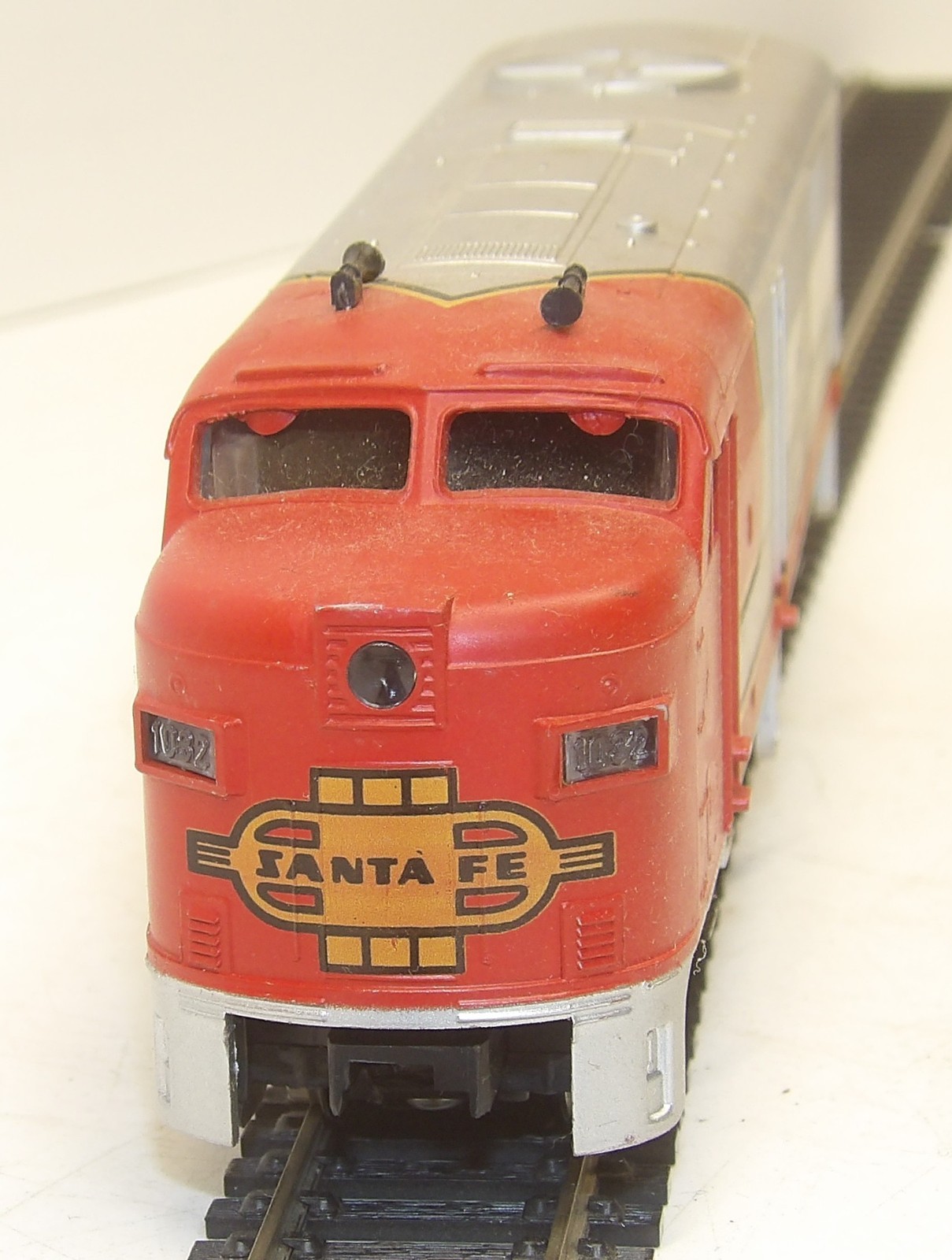 Vintage Model Power HO scale Santa Fe Alco FA-1 engine (runs rough) & 5 cars