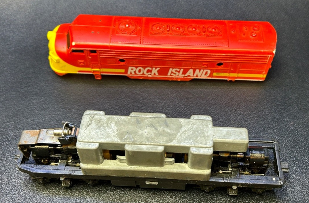 HO Powered Locomotive High Toque (8WD) in a Rock Island shell – WORKS, bin 1