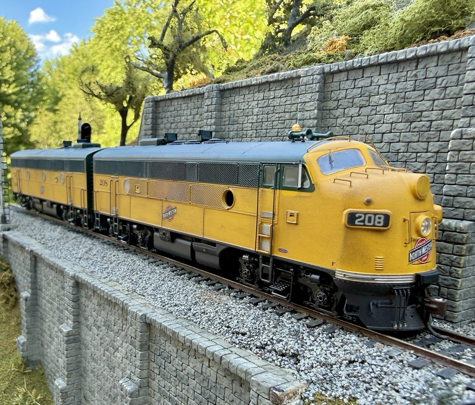 HO Scale Athearn Genesis F-3A #208 & F-3B #306 CNW Sound/DCC /LNIB/weathered
