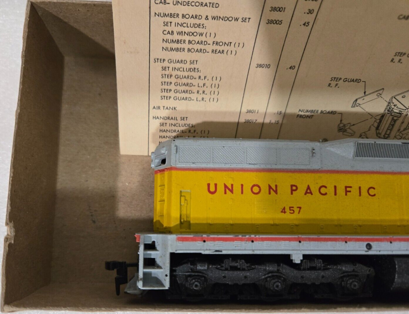 Athearn HO scale 3806 FW SD-9 EMD Powered Diesel Union Pacific 457