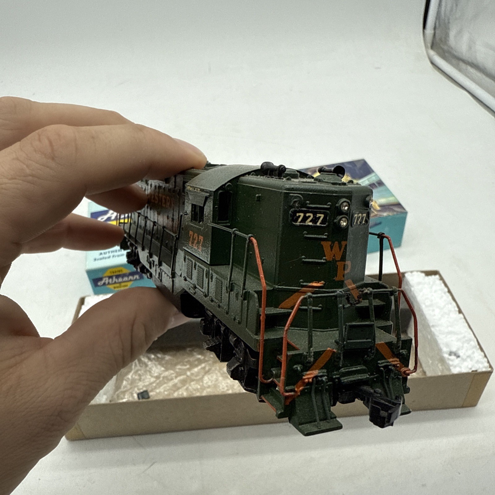 Athearn HO Western Pacific GP9 #727 Diesel Locomotive DC