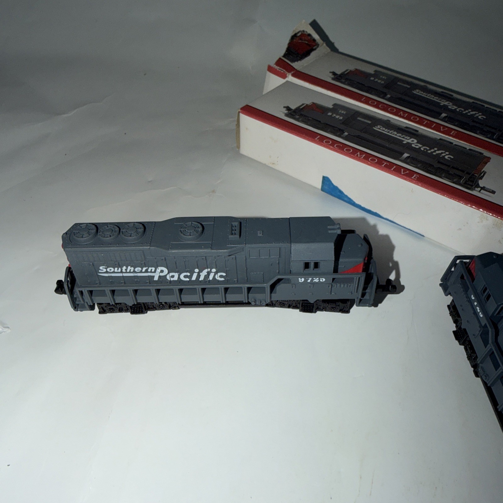 N Gauge Southern Pacific Diesel Locomotive 9725 Gray/Red set of 2