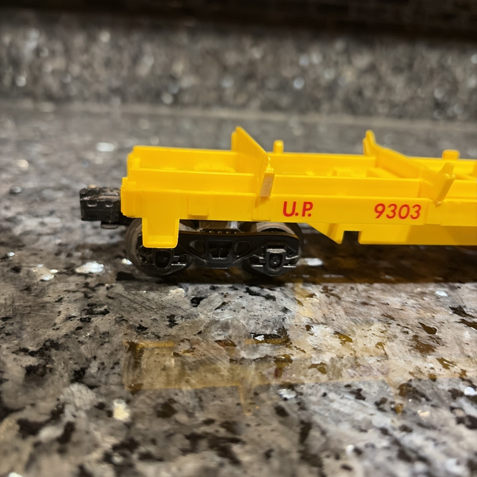 Lionel 6-9303 0-27 Union Pacific Log Dump Car Vintage with 160 Bin
