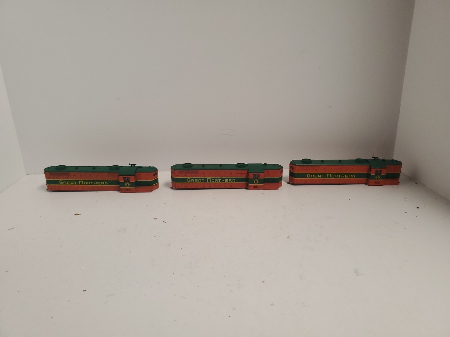 HO Scale / UNBRANDED / DIESEL / GREAT NORTHERN 1186 SHELL ONLY Lot Of 10