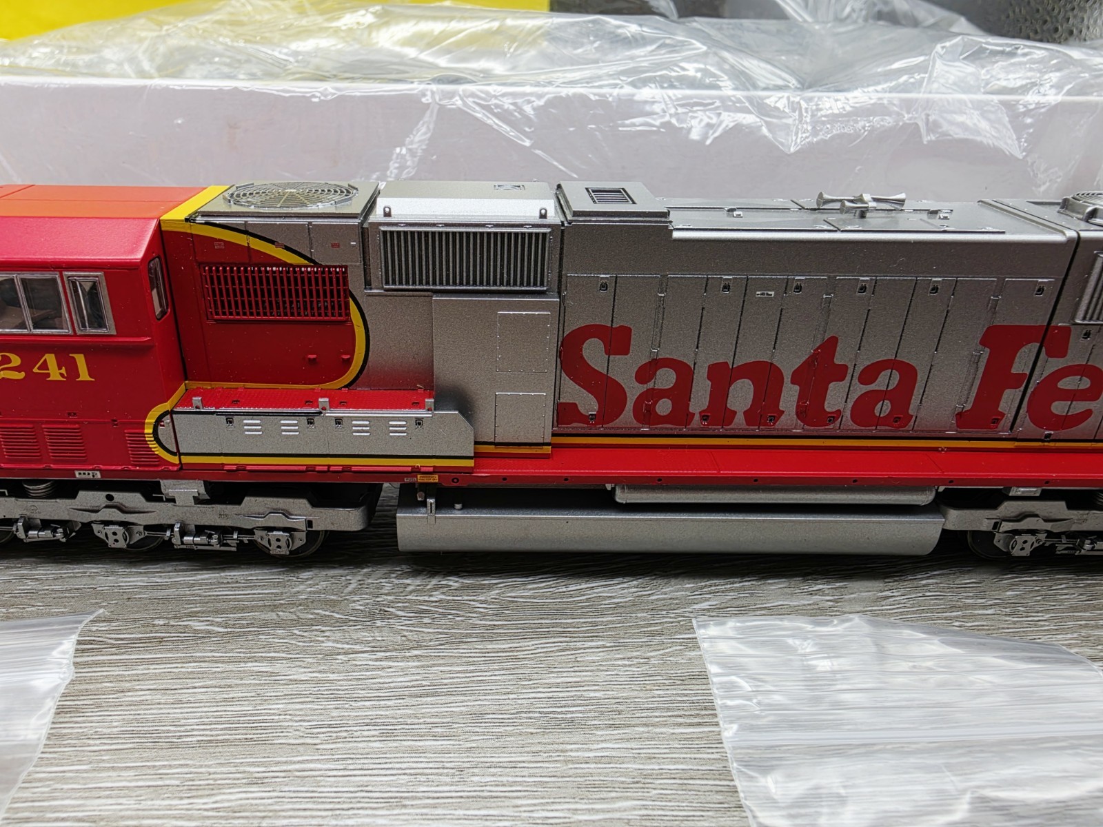 HO Scale Athearn Genesis G6138 SD75M Diesel Locomotive Santa Fe #226 Lot#6104