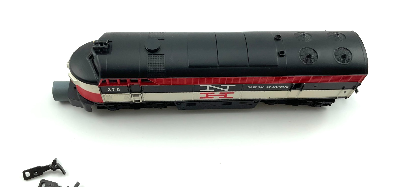 HO AHM FAIRBANKS MORSE NH NEW HAVEN DIESEL TRAIN LOCOMOTIVE WITH TWO EXTRA PARTS