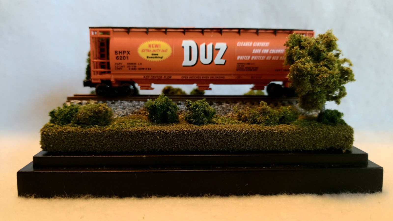 Z SCALE MINI DISPLAY CASE – GREAT FOR ANY Z SCALE LOCO OR CAR
