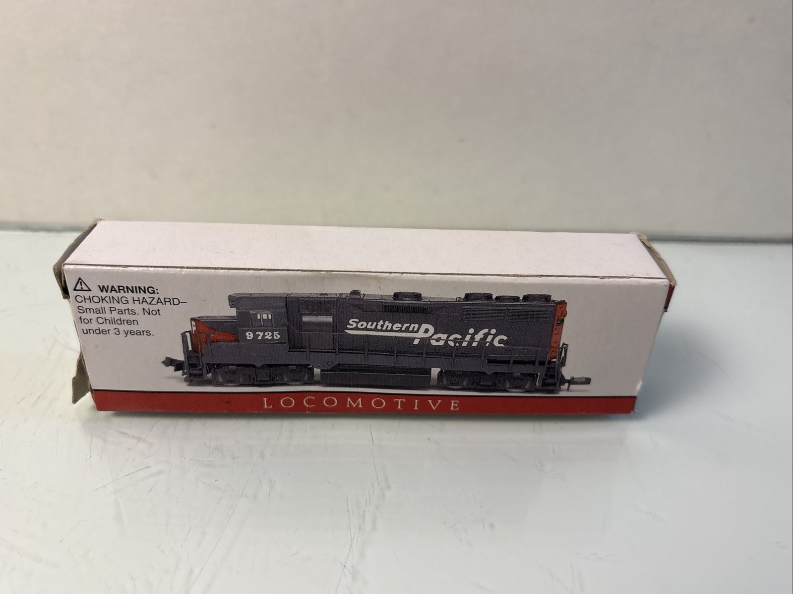 N Scale Southern Pacific 9725 Diesel Locomotive Caboose Box Railroad 3 Tracks