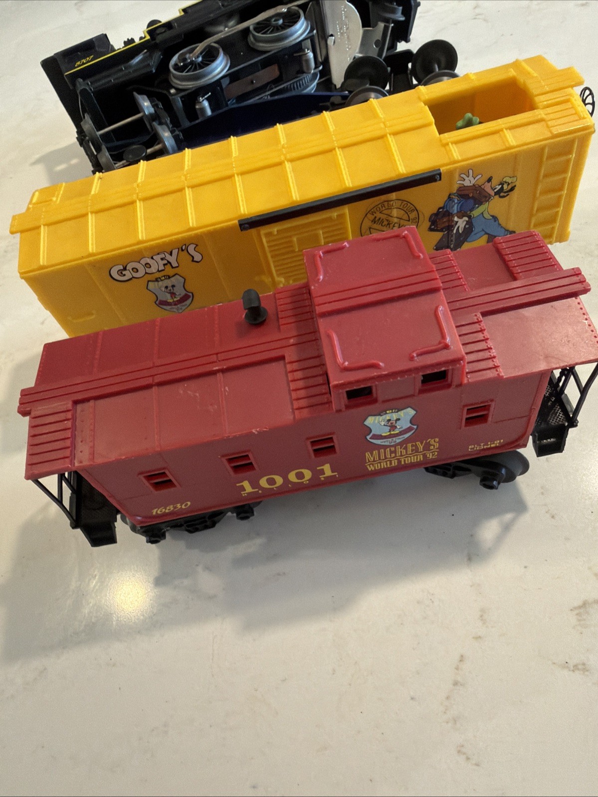 4 Disney Mickeys World Tour Lionel Trains Engine Goofy Baggage, 1001 & Caboose