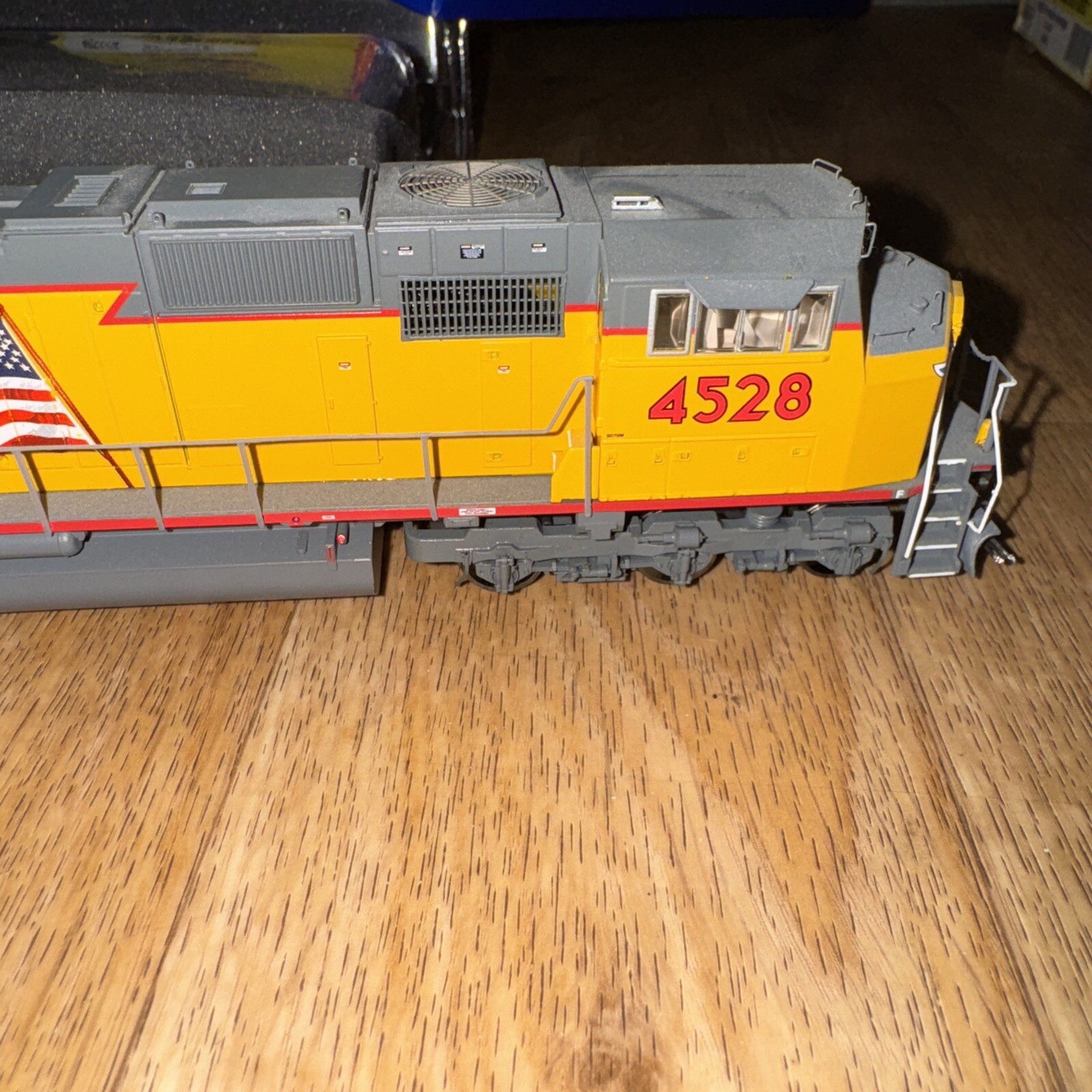 HO Genesis Union Pacific UP SD-70M diesel locomotive 4528 Building America Runs