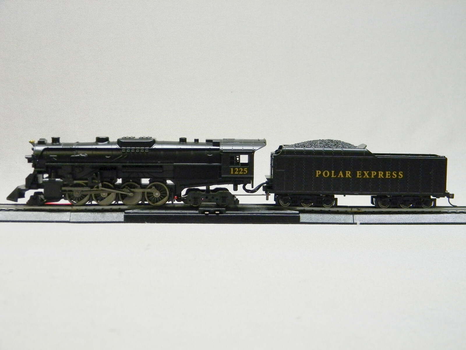 LIONEL HO SCALE POLAR EXPRESS 2-8-4 REMOTE ENGINE & TENDER bluetooth 871811010-E