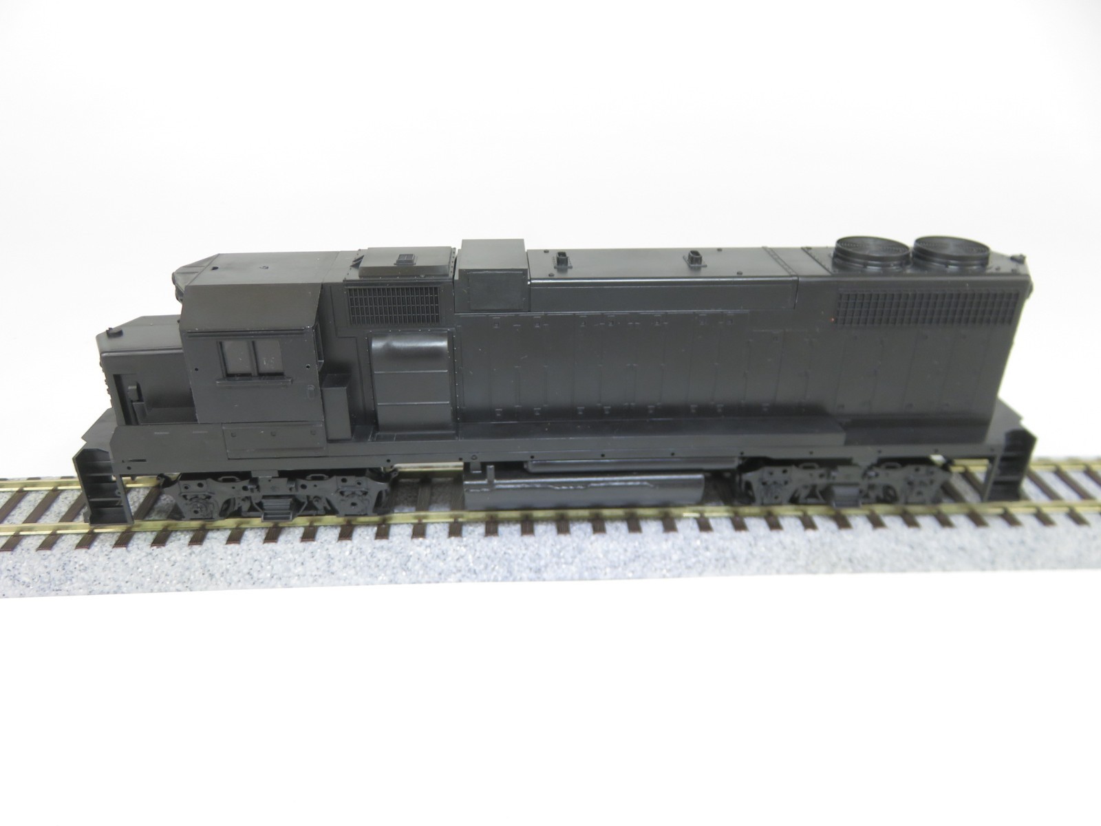 Athearn Blue Box 4662 HO Scale Undecorated EMD GP38-2 Diesel Locomotive Dummy