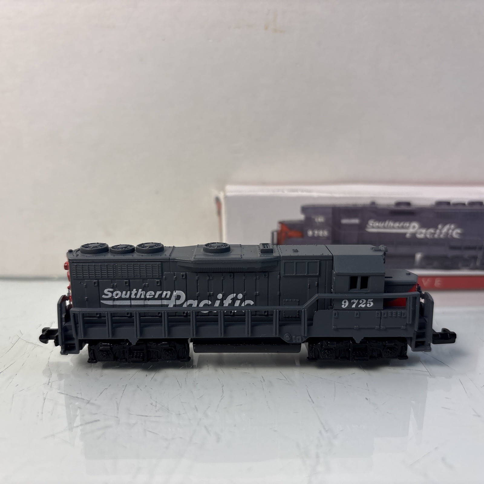 N Scale Southern Pacific 9725 Diesel Locomotive Caboose Box Railroad 3 Tracks