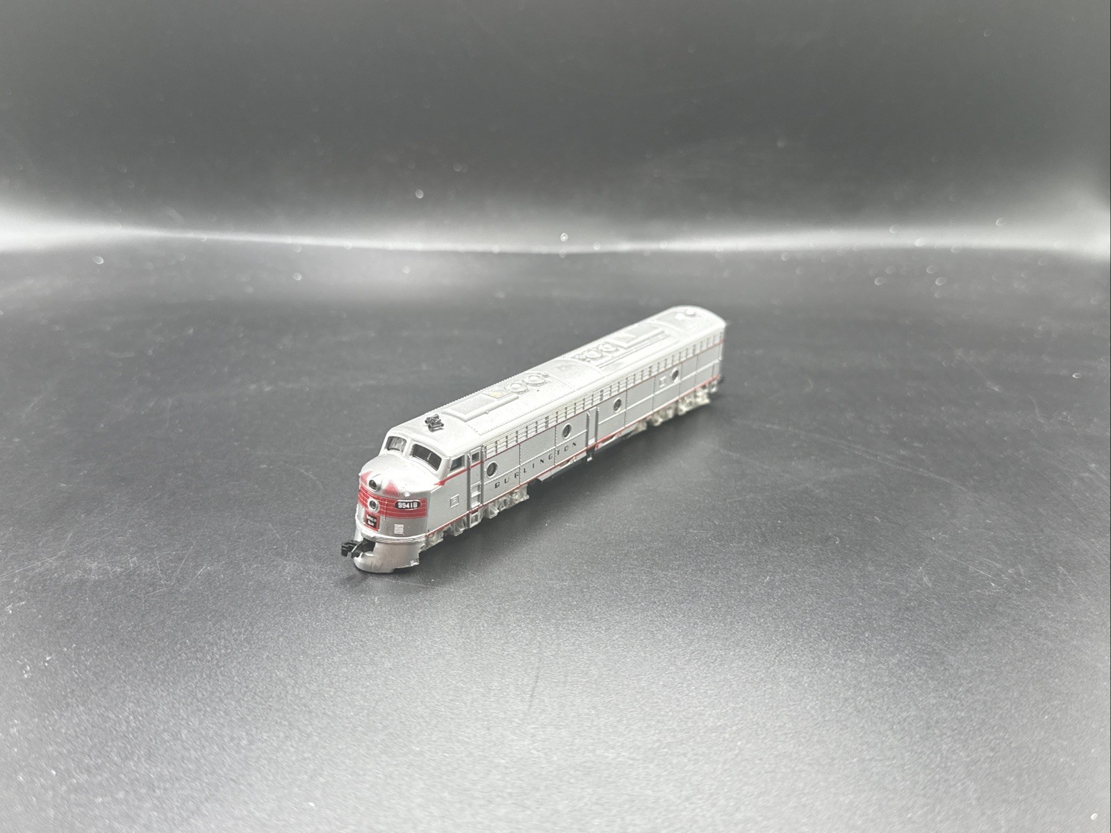N scale diesel locomotive E8 New Burlington #7206 READ F.4