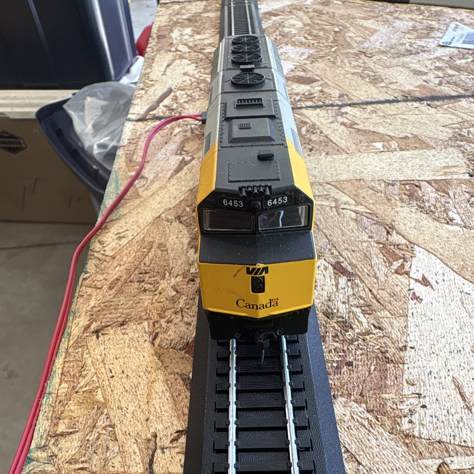 Walthers HO scale VIA Rail Canada EMD F40PH (Scheme #6402)