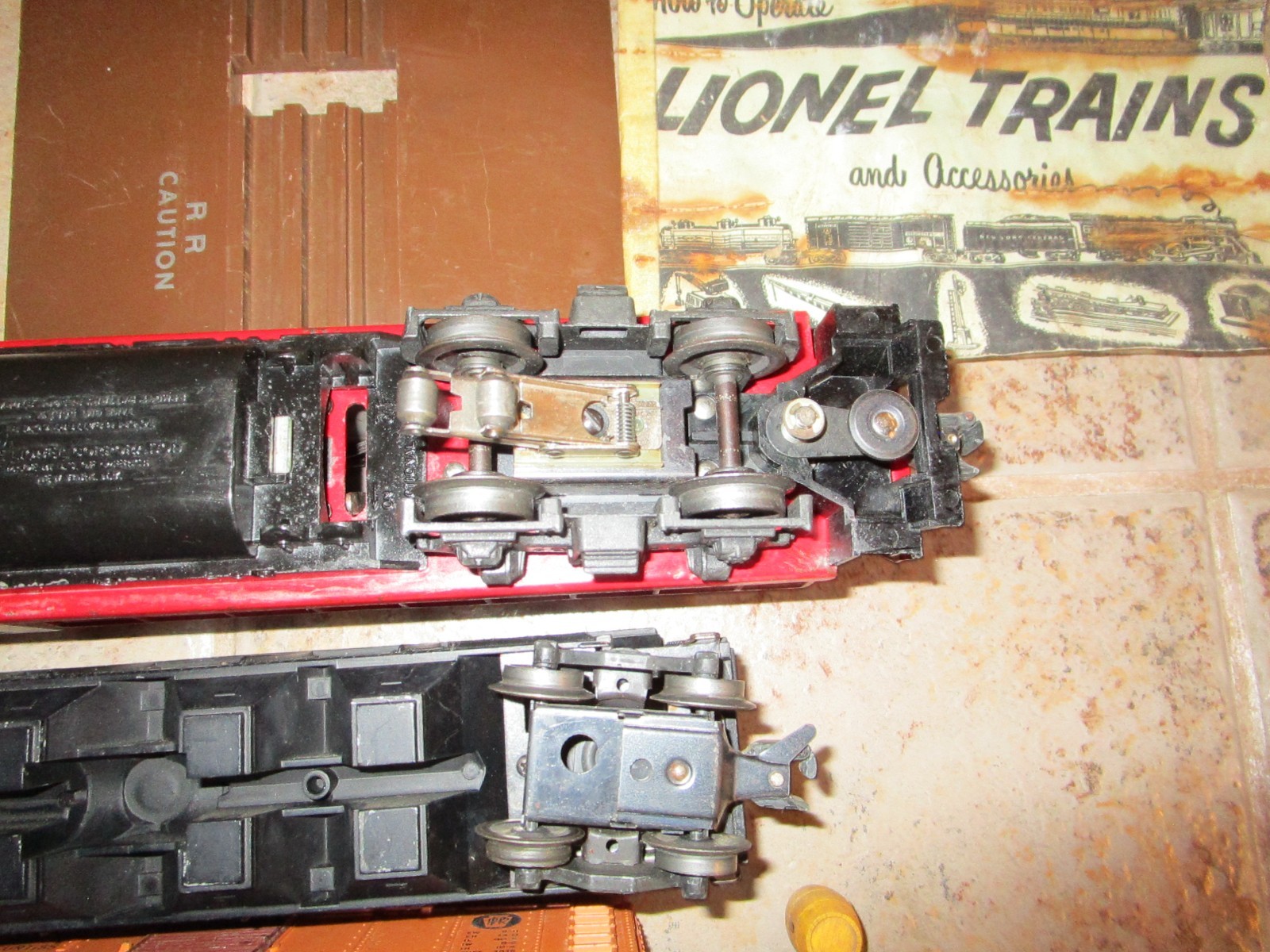 1950’S LIONEL O GAUGE 2328 BURLINGTON ROUTE GP-7 POWERED DIESEL RUNS WITH 5 CARS