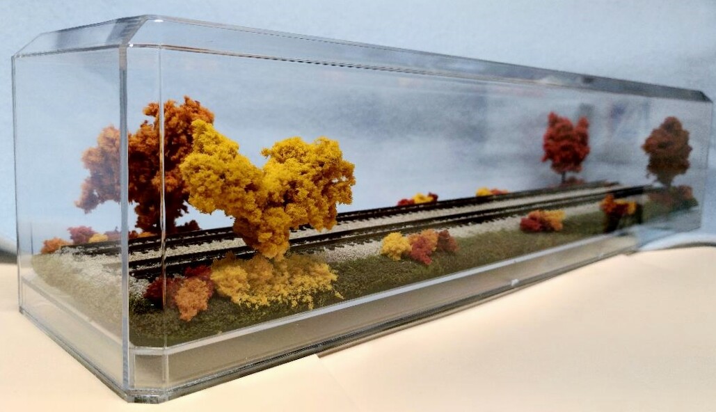 N SCALE 16″ DOUBLETRACK TRAIN DISPLAY CASE -FALL FOLIAGE SCENE -FOR N TRAINS