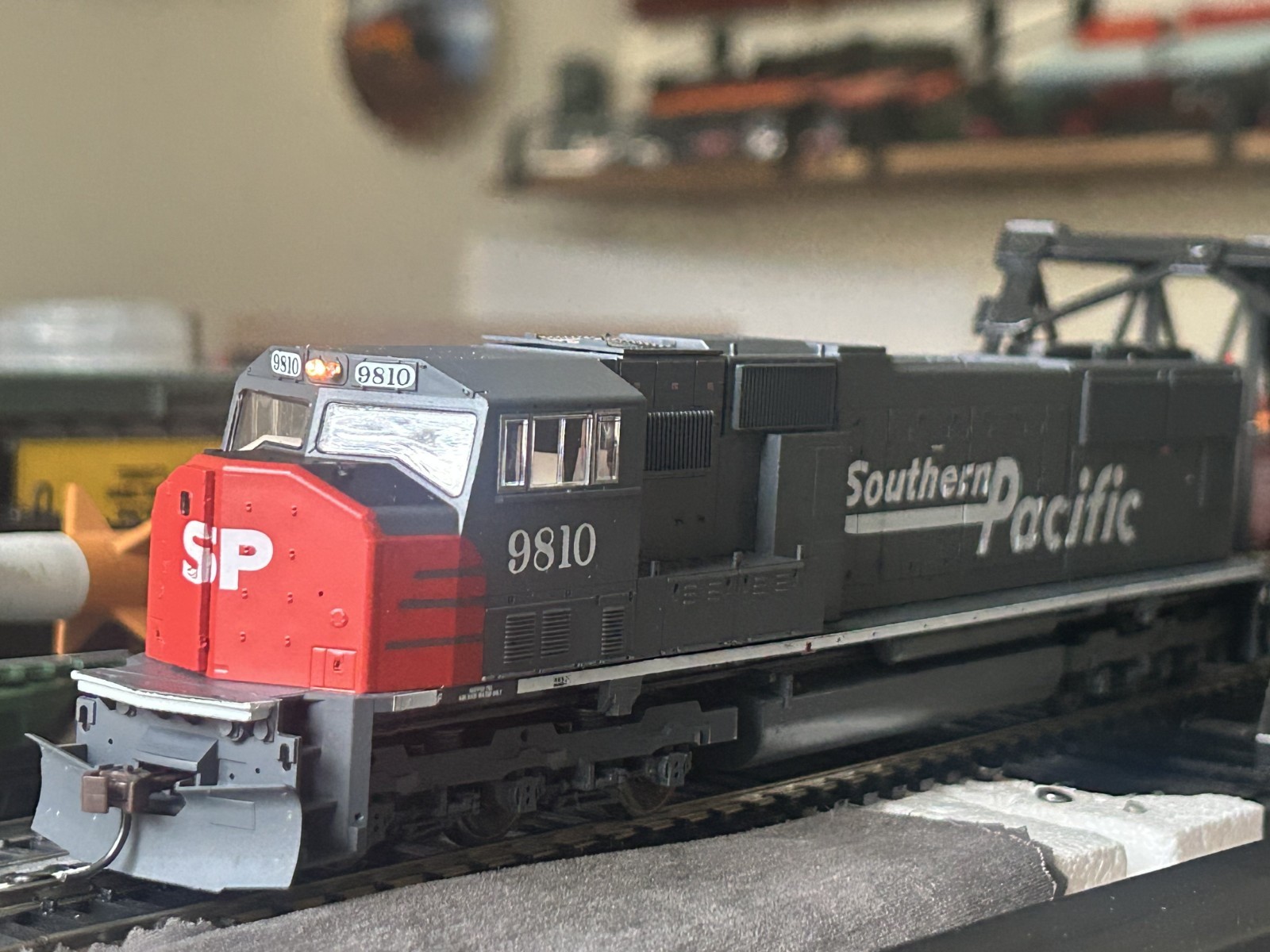 HO ATHEARN GENESIS G6126 SD70M SOUTHERN PACIFIC SP # 9810 – New In Box