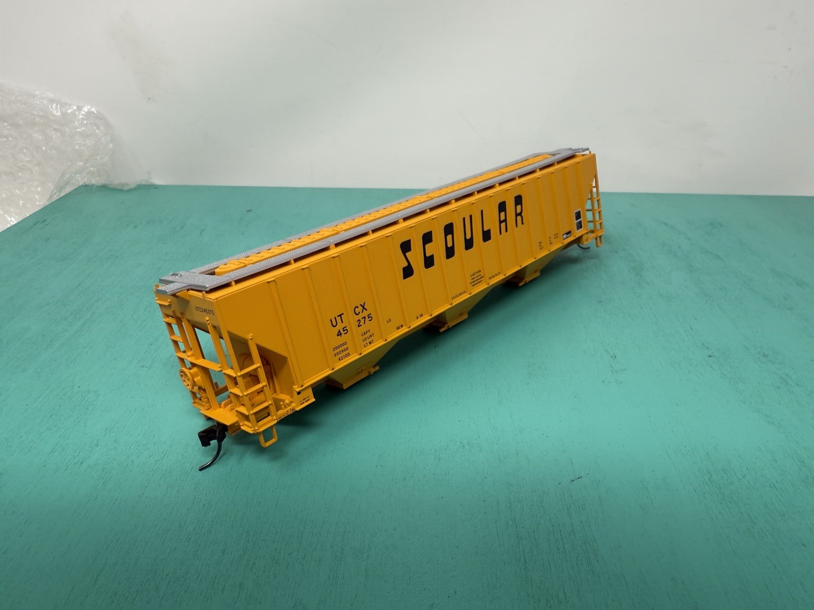 Atlas HO – 4750 Hopper – Missing Trucks No Package – Scoular UTCX