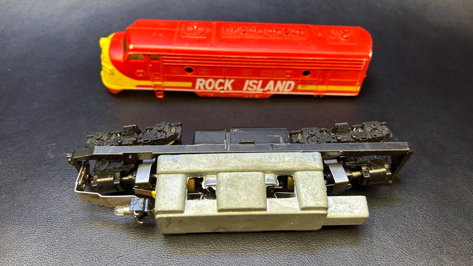HO Powered Locomotive High Toque (8WD) in a Rock Island shell – WORKS, bin 1