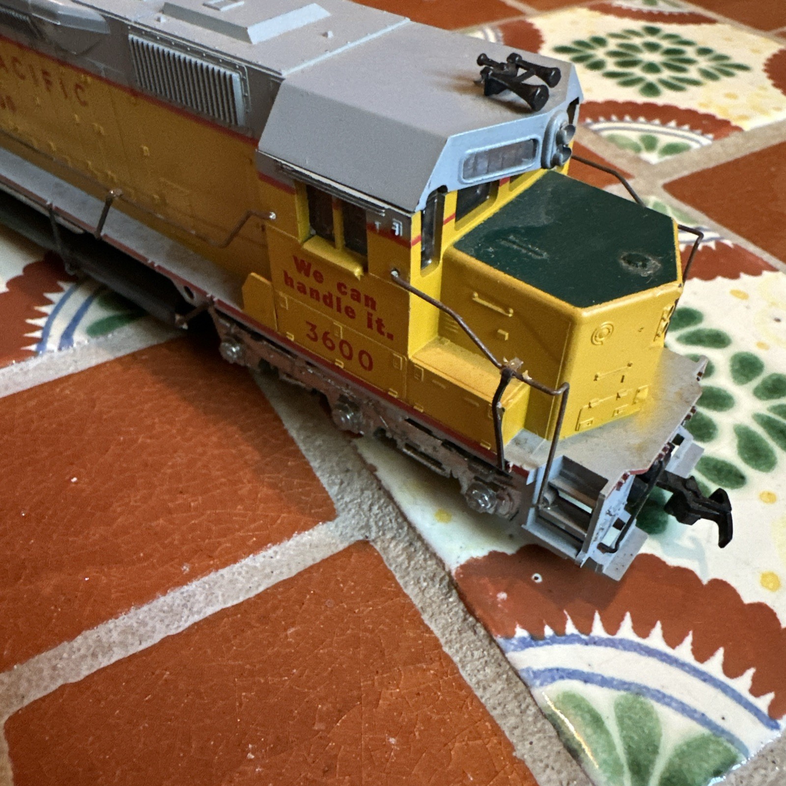 Athearn Yellow Gray Union Pacific 3600 Diesel Locomotive HO Scale Plastic Train