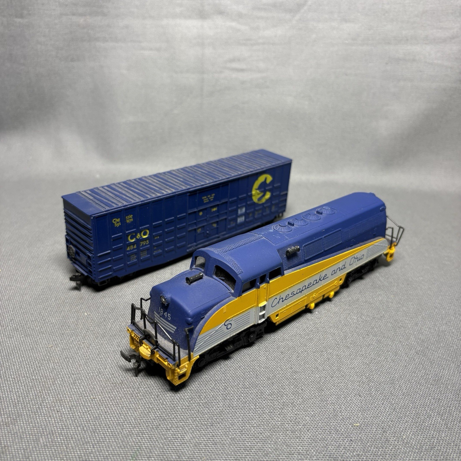 AHM HO Scale Chesapeake & Ohio Tempo Diesel Locomotive 1845 W/ Box Car 2pc