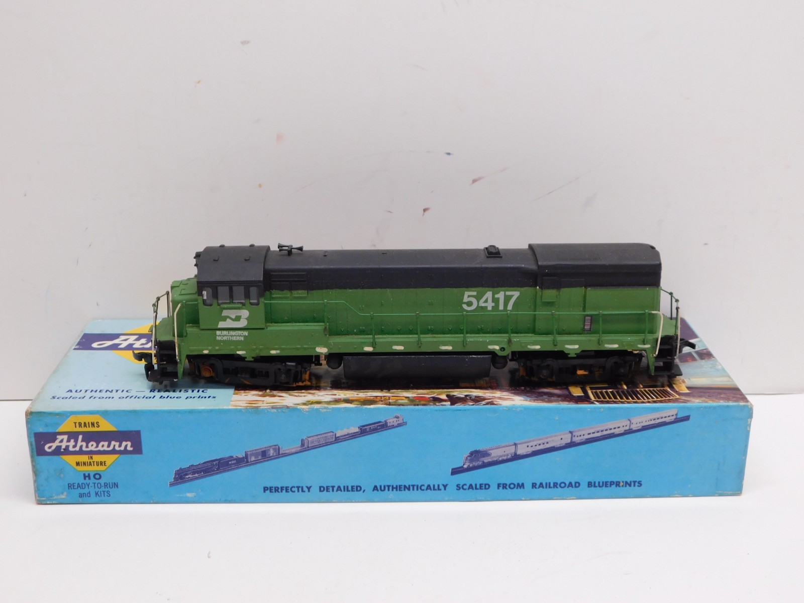 Athearn HO Blue Box Burlington Northern U30 Diesel Engine #5417-Unpowered Dummy