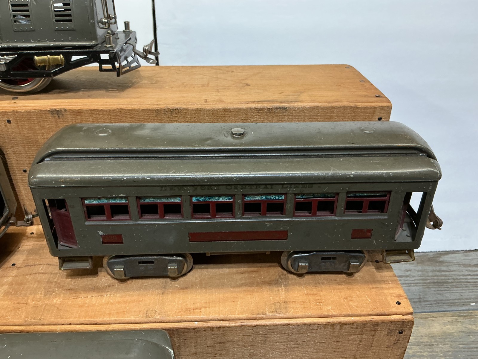 Lionel Standard Gauge #10 ENGINE and 3 Passenger Cars RUNS GOOD