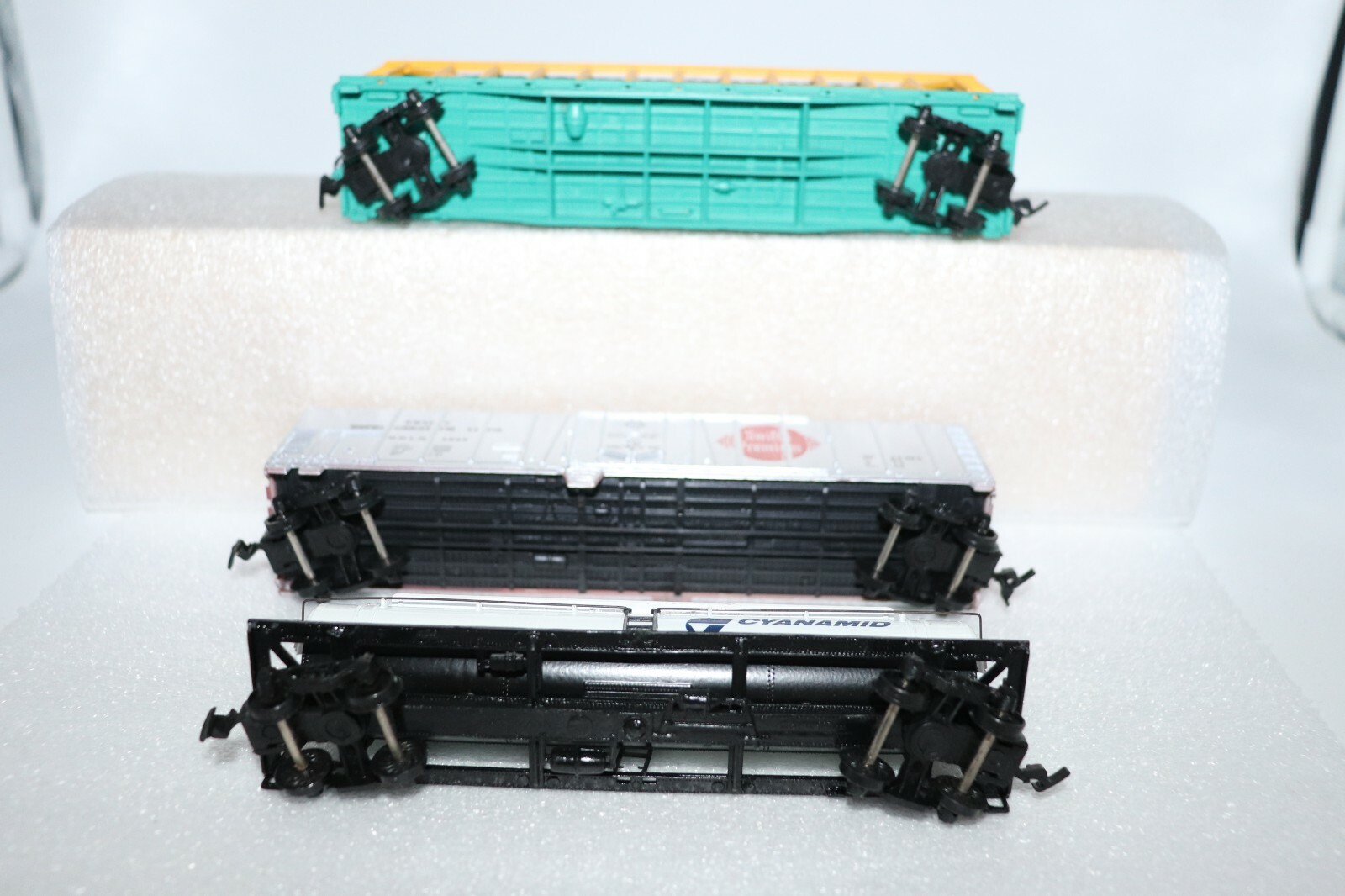 Bachmann HO 51 FT. Reefer #1125 Pulpwood Car #1290 w/ 3 Dome Car Tank Item #0938