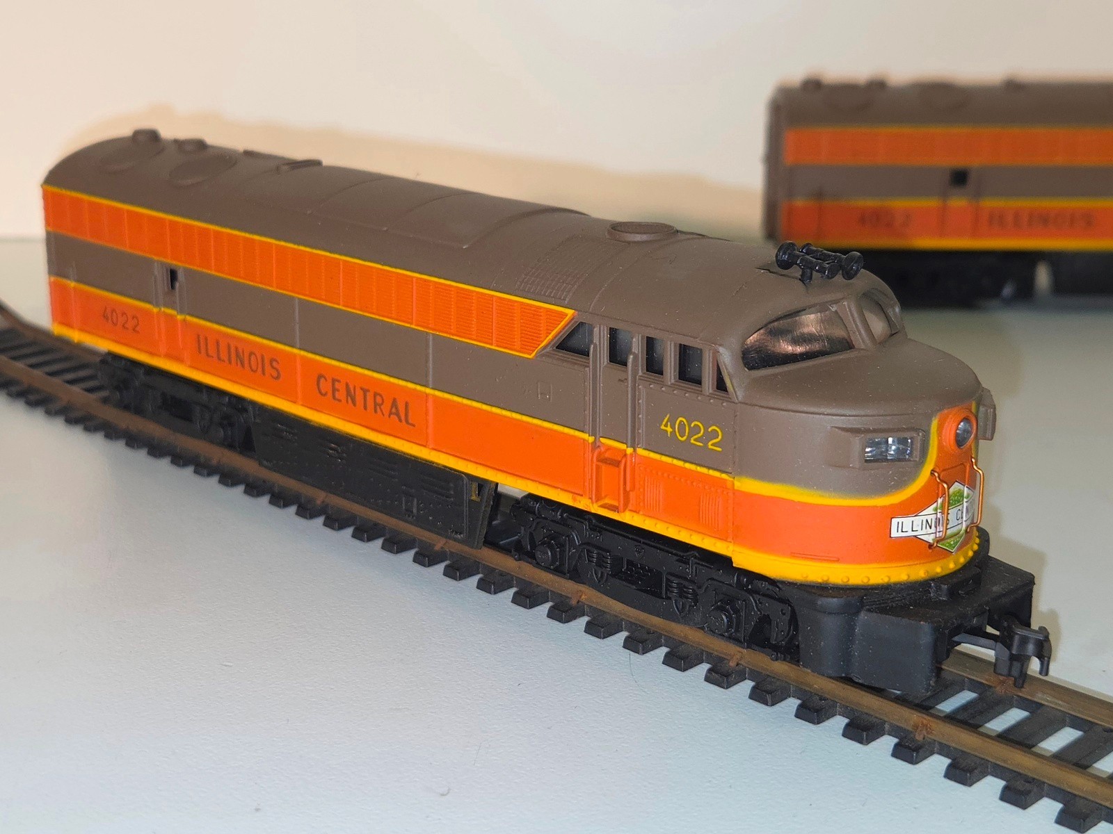 AHM Rivarossi HO Illinois Central FM C-Liner Diesel Locomotives 4022 w/ (3) Cars